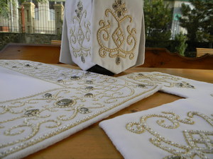 Белый шитье жемчугом с серебрянными дробницами  (11)